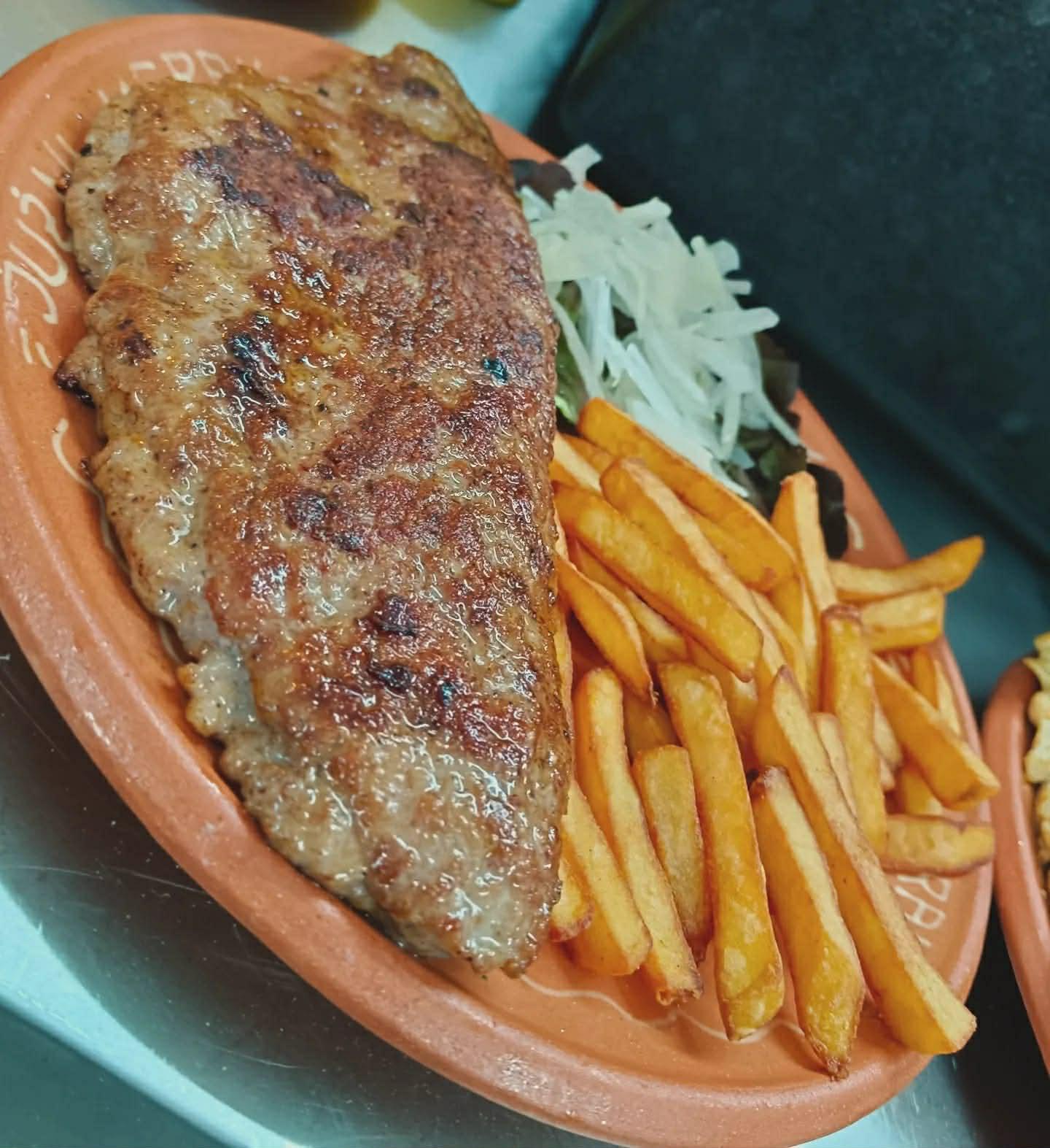 Punjena pljeskavica sa pomfritom u restoranu Južni Merak